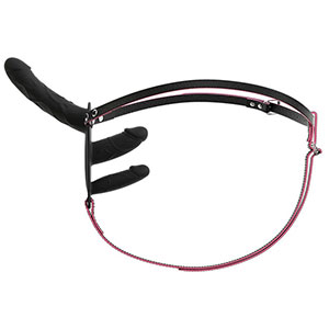 Strap On pas s tremi vibratorji