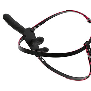 Strap On pas s tremi vibratorji