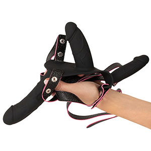Strap On pas s tremi vibratorji