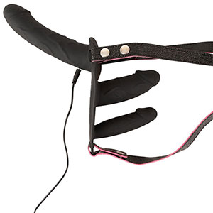 Strap On pas s tremi vibratorji